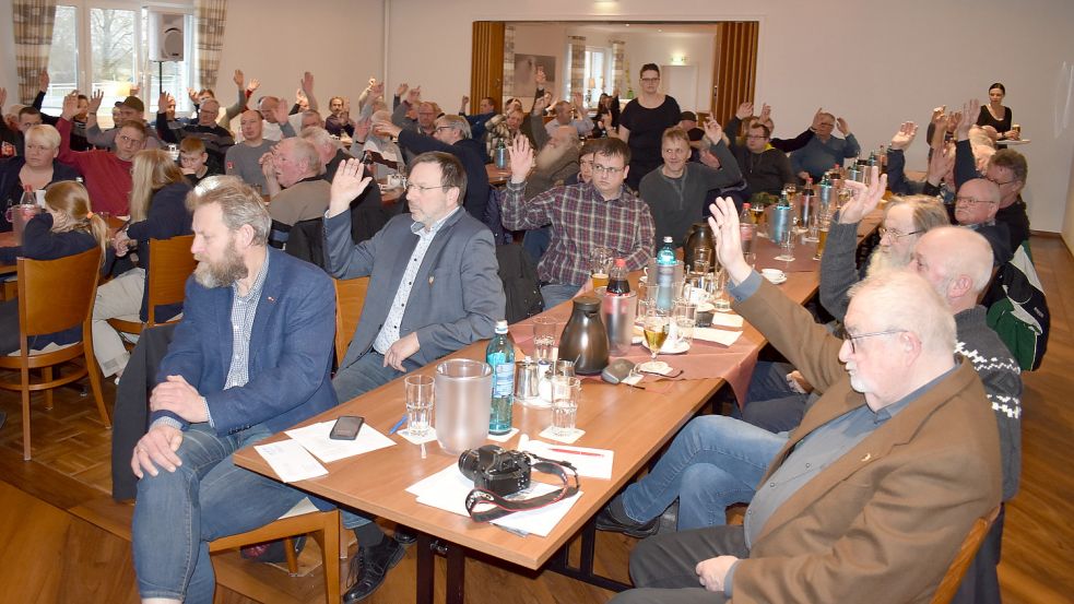 Rund 80 Mitglieder und Gäste nahmen an der Jahreshauptversammlung des Fischereivereins Rhauderfehn im Hotel Meyerhoff in Holterfehn teil.