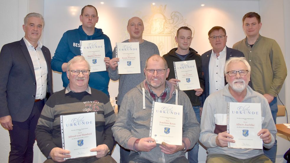 Der Vorsitzende Torsten Kramer (hinten, links), sein Stellvertreter Gerhard Schulte (hinten, 2. von rechts) und Schriftführer Patrick Gerlach (hinten, rechts) ehrten am Samstag folgende Mitglieder für ihre jahrzehntelangeTreue: (hinten, ab Zweiter von links) Manfred Backer, Ronny Wittrock, Nils Poelker; (vorne, von links) Alfred von Handorf, Joachim Kron und Albert Zuehlke. Fotos: Zein