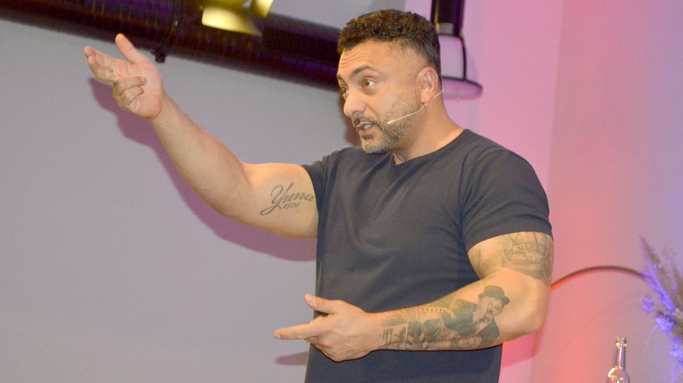 Der Comedian und Kabarettist Özgür Cebe trat mit seinem Programm „Frei“ im Fehntjer Forum auf. Foto: Weers