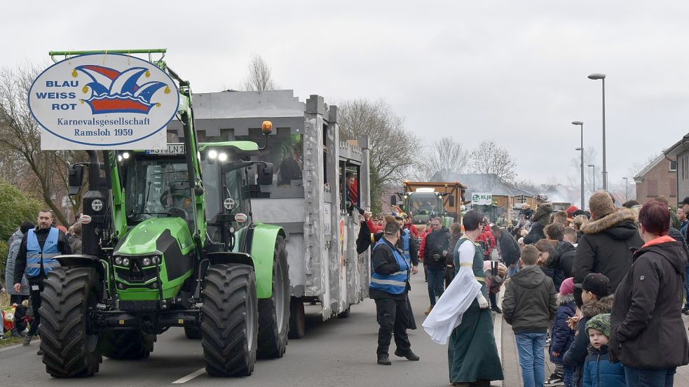 Tausende Besucher sind am Sonntagnachmittag zum Karnevalsumzug nach Ramsloh gekommen. Foto: Zein