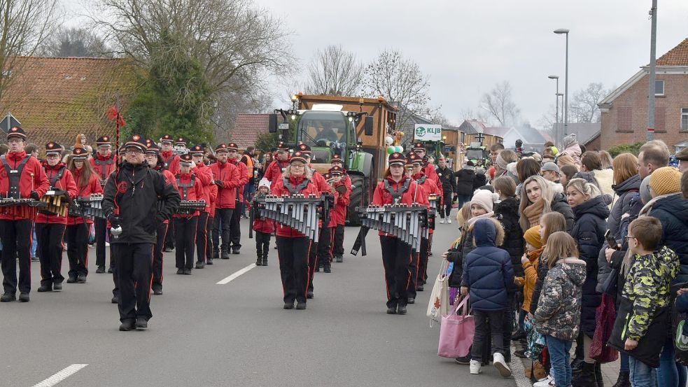 Auch der Spielmannszug Flachsmeer ist dabei. Foto: Zein