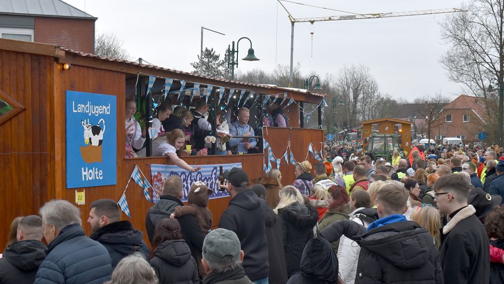 Tausende Besucher standen am Sonntagnachmittag an den Straßenrändern in Ramsloh, um sich den Umzug anzuschauen.