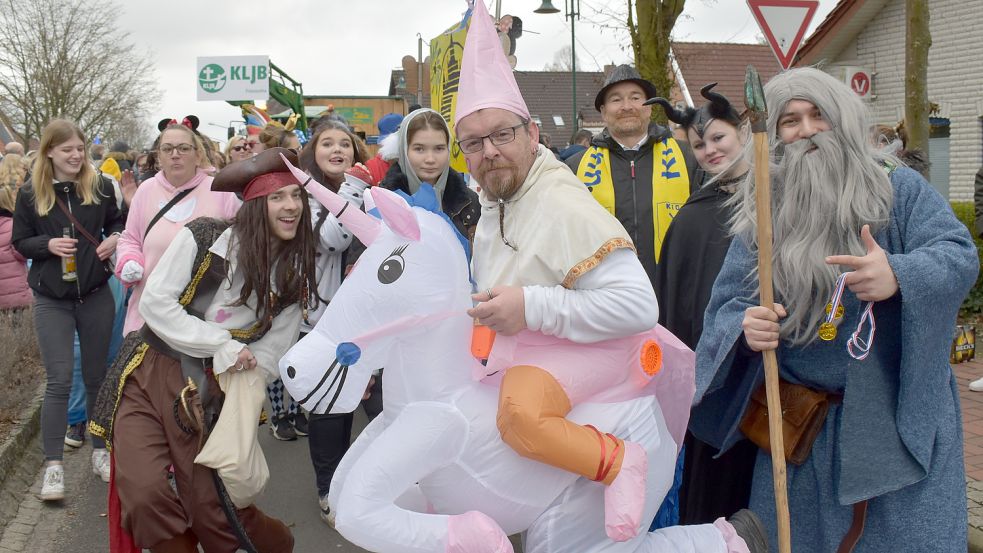 Hilbert „Billy“ Robak, Vorsitzender der Idafehner Karnevalisten, brachte sein Einhorn mit.
