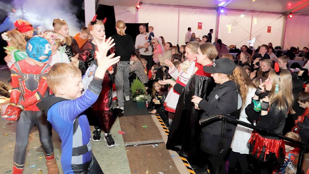 Es regnete von der Bühne Bonbons und Popcorn. Fotos: Passmann