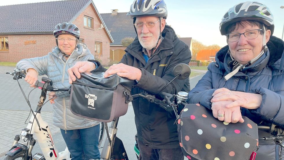 Herta Oltmanns (von links), Wilfried und Edith Kahrels auf ihren Rädern. Mit denen sind sie viel unterwegs, mit der ADFC-Gruppe und auch sonst. Foto: Janßen