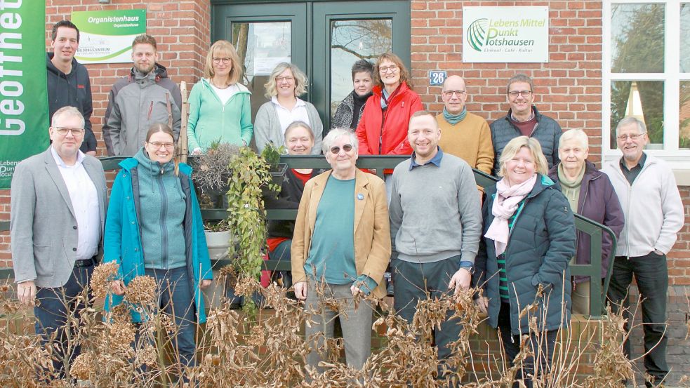 Die Teilnehmer um Superintendent Thomas Kersten (vorne, links) stellten sich zum Gruppenbild auf. Fotos: Kirchenkreis