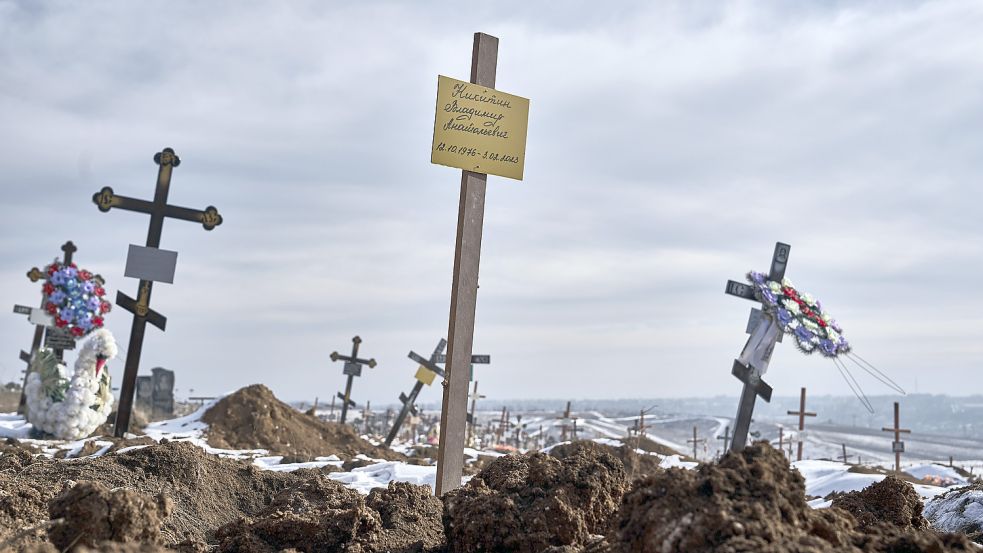Das Sterben geht weiter: Frische Gräber am Rande der umkämpften Stadt Bachmut. Foto: Picture Alliance/AP/DPA