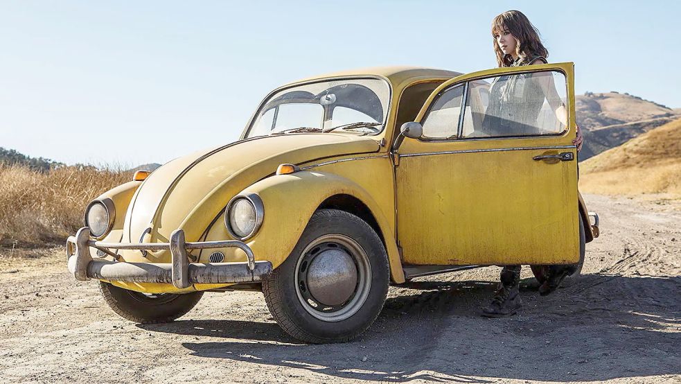 Kult-Auto als Kino-Star: In dem Film „Bumblebee“ begegnet der gleichnamige Transformer der von Hailee Steinfeld verkörperten Protagonistin als VW Käfer. Foto: Paramount Pictures