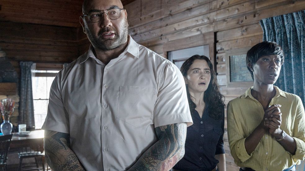 Religiöser Killer in M. Night Shyamalans „Knock at the Cabin“: Leonard (Dave Bautista), Adriane (Abby Quinn) and Sabrina (Nikki Amuka-Bird) Foto: Universal