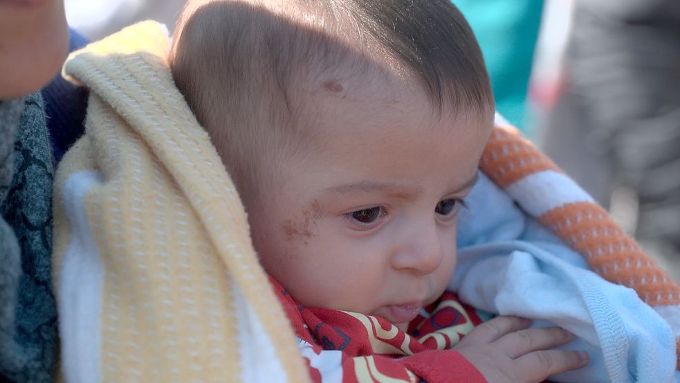 Die Geschwister von Barbaros haben beim Erdbeben ihre Leben verloren – nur der Säugling konnten gerettet werden. Foto: Festim Beqiri