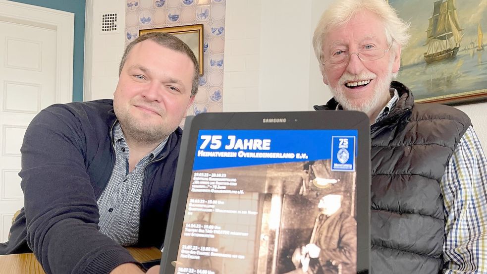 Museumsleiter Marcus Neumann (l.) und Bernt Strenge, Vorsitzender des Heimatvereins, zeigen den Entwurf für ein Plakat zum Vereins-Jubiläum. Foto: Janßen