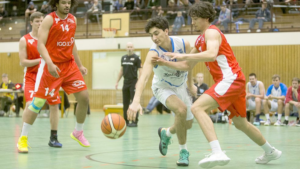 Basketball wurde in der Leeraner BBS-Halle seit fast genau einem Jahr nicht mehr gespielt. Bald soll das aber wieder möglich sein, denn die Halle soll wieder für den Sportbetrieb freigegeben werden.Foto: Meiborg/Archiv