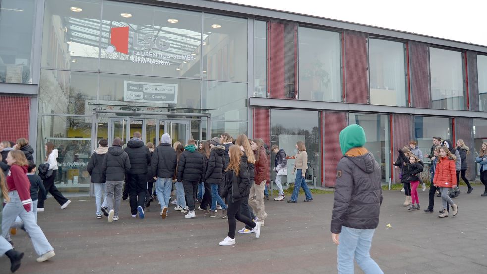 400 Schülerinnen und Schüler besuchen das Saterländer Laurentius-Siemer-Gymnasium in Ramsloh. Es trägt seinen Namen nach einem aus Elisabethfehn stammenden Dominikaner, der Widerstand gegen die Nationalsozialisten leistete. Doch warum taucht sein Name in der Missbrauchsstudie des Bistums Münster auf? Kann Laurentius Siemer Namensgeber der Schule bleiben? Fotos: Fertig