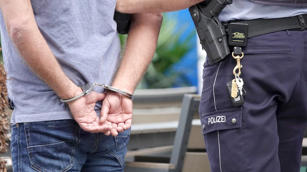 Die Polizei hat in Bremen zwei mutmaßliche Drogendealer festgenommen. Foto: Johannes Neudecker / dpa