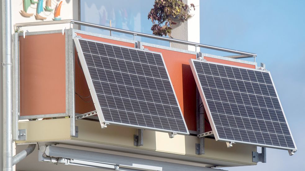 Kleine Solaranlagen, auch Balkonkraftwerke genannt, werden in vielen Kommunen finanziell gefördert, in Barßel weiterhin nicht. Foto: DPA