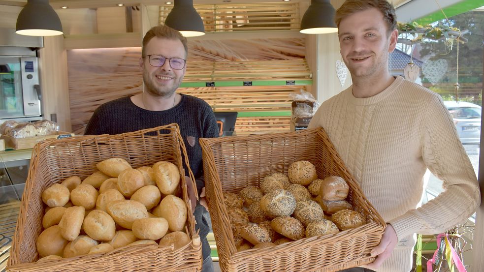 Bäckermeister Jan Becker (rechts) von der Bäckerei Hackmann aus Idafehn beliefert Maxim Zenzin. Dieser Ist Inhaber des neuen Lieferservices Express-Brötchen Overledingerland. Foto: Zein/Grafiken: Schüür