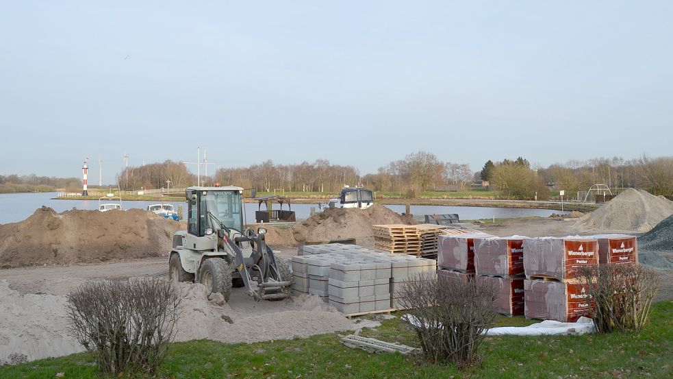 Durch die Arbeiten an der Seeterrasse hat sich am Barßeler Hafen eine Großbaustelle entwickelt. Das bedeutet jedoch nicht, dass Kinder auf den Besuch des benachbarten Traumspielparks verzichten müssen. Foto: Fertig