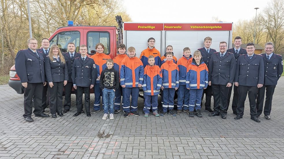 Die Mitglieder der Jugendfeuerwehr Völlenerkönigsfehn mit Betreuern und Gästen bei ihrer Jahreshauptversammlung. Foto: Bruns