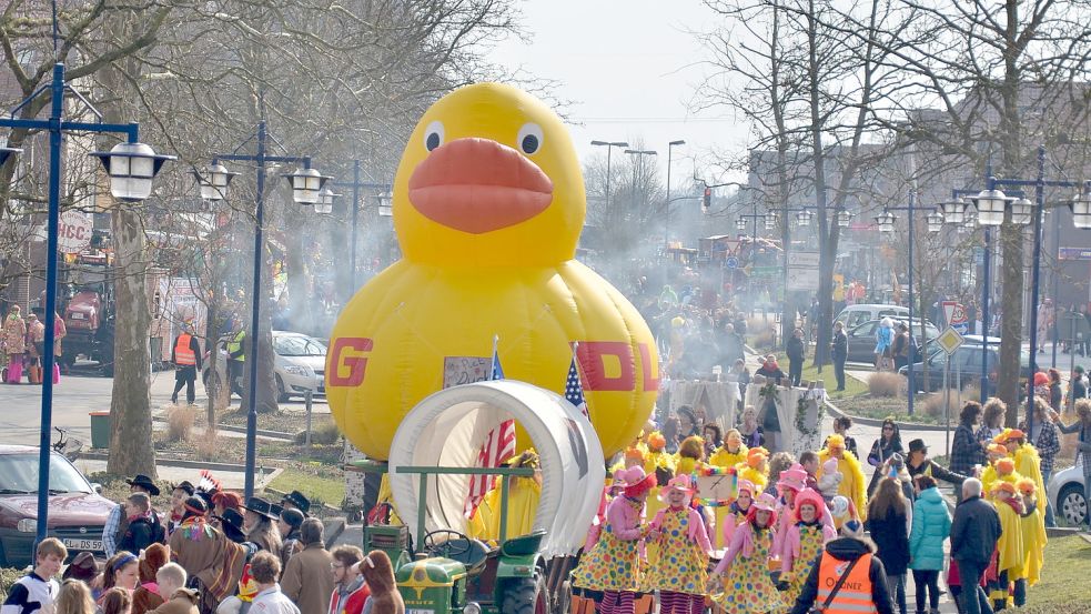 In Papenburg wird am Sonntag wieder Straßenkarneval gefeiert. Der Umzug lockte Tausende in die Fehnstadt. Archivfoto