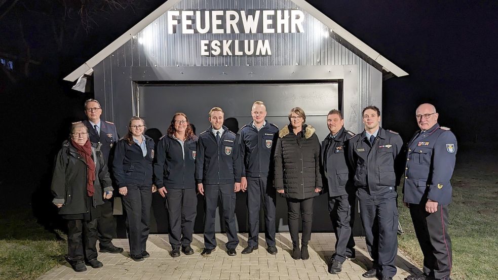 Geehrte und Beförderte der Feuerwehr Esklum nach der Hauptversammlung. Foto: Bruns