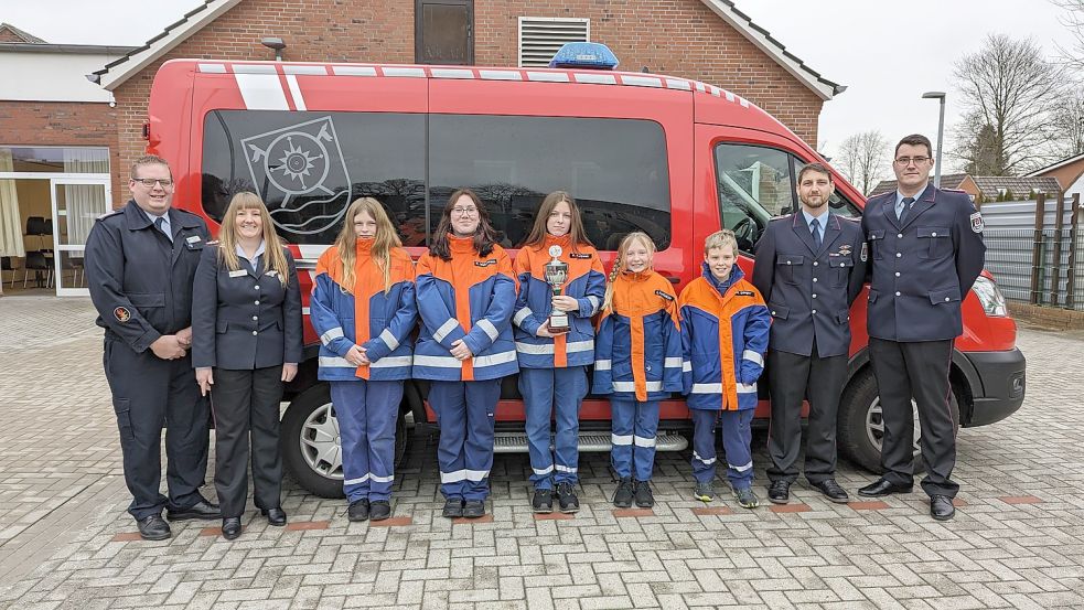 Das Bild zeigt (von links): Timo Smit (stellvertretender Kreisjugendfeuerwehrwart), Janina Brink (stellvertretene Gemeindejugendfeuerwehrwartin), Diana Unruh, Fabienne Watermann, Kira Korporal, Amelie Follrichs, Malte Sänger, Kai-Uwe Fischer (Jugendfeuerwehrwart) und Thorsten van der Pütten (stellvertretener Jugendfeuerwehrwart). Foto: Jugendfeuerwehr