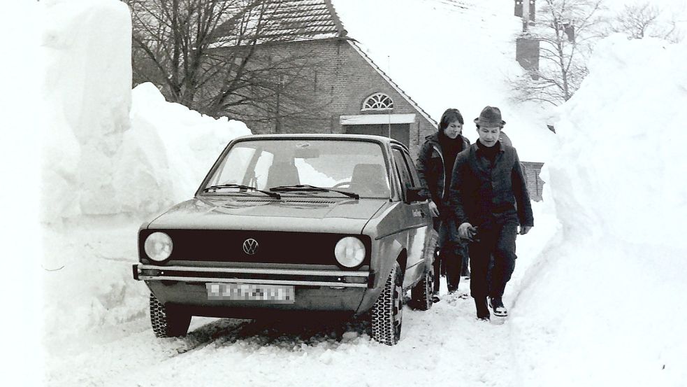 An den Straßenrändern türmten sich durch die Räumung die Schneeberge, sie waren höher als Autos. Fotos: Archiv