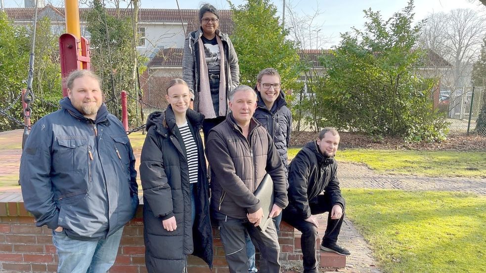 Im Museumsgarten mit Blick hinüber zum Edeka-Parkplatz, auf dem ebenfalls Stände Platz finden werden: Miriam Kulessa (hinten) mit einem Teil ihres Orga-Teams (vorne von links) Timo Zeleck, Jördis Hartema, Frank Kappernagel, Marco Groenewold und Nico Bergmann. Foto: Janßen