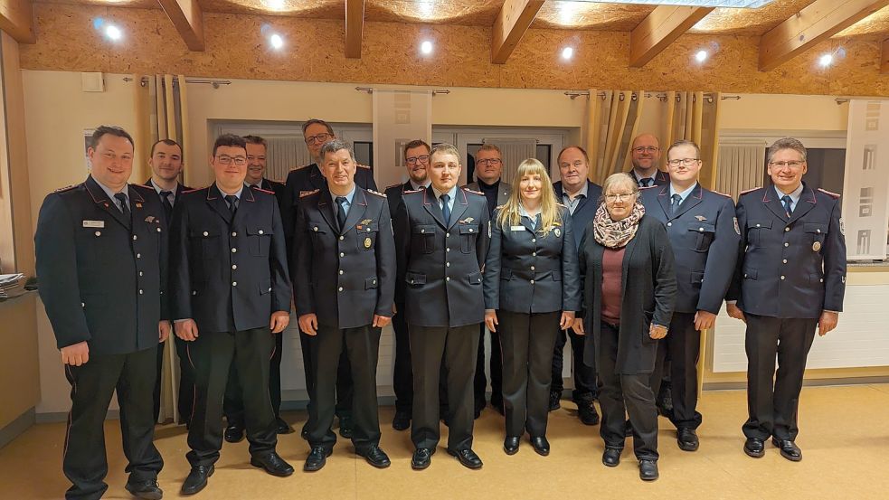 Die Beförderten und Gewählten der Freiwilligen Feuerwehr Völlenerkönigsfehn mit der Feuerwehrausschussvorsitzenden Gabriele Ostholthoff. Foto: Bruns