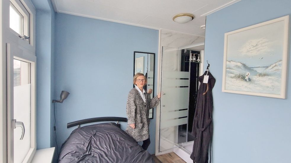 Jolande Houtzager gibt Einblick in ein Einzelzimmer mit eigenem Bad im oberen Stockwerk. Sie leitet das Hotel, das im Januar eröffnet wurde. Foto: Gettkowski