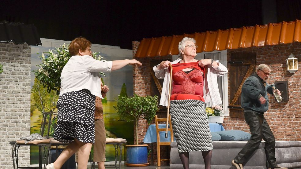 Käthe Behrens legte auf der Bühne einen Striptease hin. Fotos: Scherzer