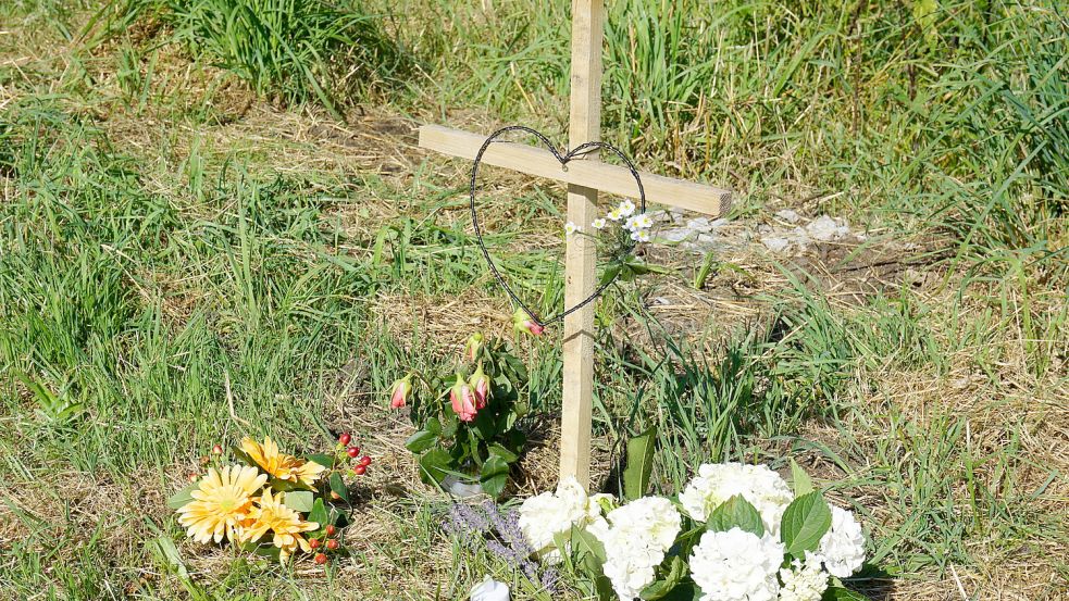 Viele Menschen haben den Tod des Hundes betrauert und ein Kreuz und Blumen an die Stelle gebracht, an der der Hund starb. Foto: Hagewiesche