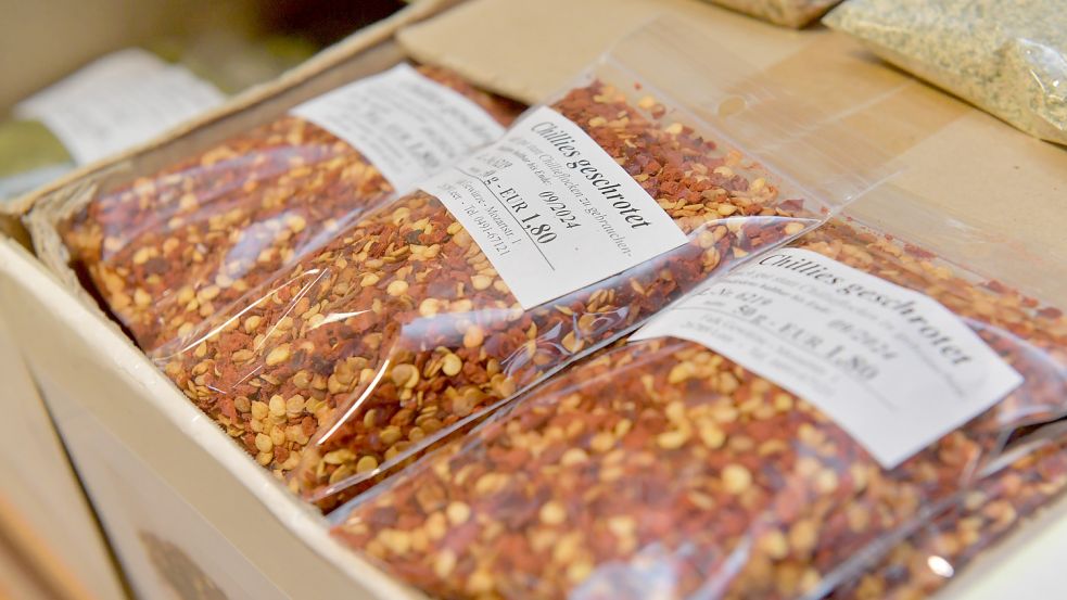 Auch geschrotete Chilis können in der Gewürzmühle gemahlen werden. Im Vergleich zu Chilipulver bleibt das Aroma lange erhalten. Foto: Ortgies
