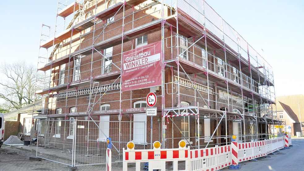In der vergangenen Woche hat die Firma Winkler ein Baugerüst rund um den Jemgumer Hof aufgestellt. Foto: Wolters