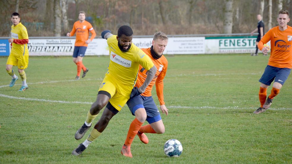 Ostfrieslandligist Holte besiegte den klassenhöheren VfL Germania Leer (gelbes Trikot) verdient. Foto: Weers