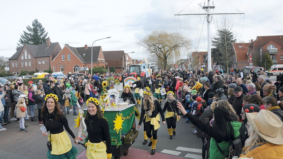 Nicht jede Gruppe hatte einen motorisierten Wagen dabei, das tat der guten Stimmung aber keinen Abbruch. Foto: Lohmann