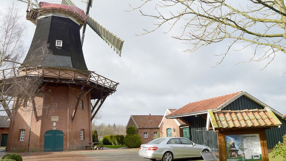 Die Mühle und ihre Nebengebäude in Rhaude. Foto: Weers