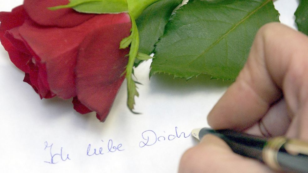 Liebesgrüße am Valentinstag - beim Verfassen von Liebesbriefen hilft die Künstliche Intelligenz ChatGPT. Foto: dpa-Zentralbild