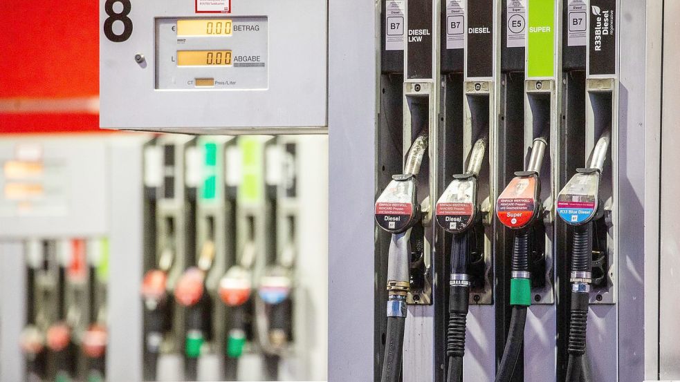 An der Tankstelle sparen: es hilft, genau zu kalkulieren. Foto: Christoph Schmidt/dpa