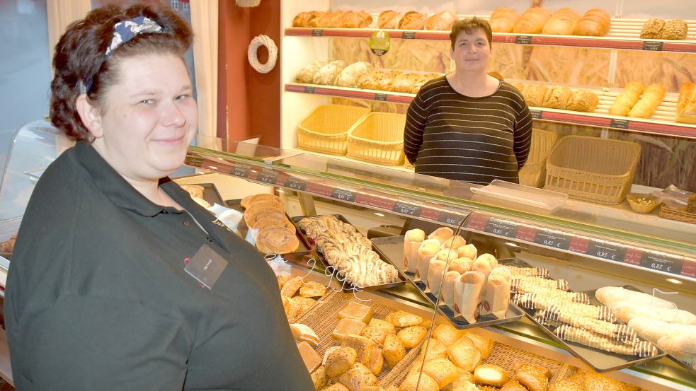 Katja Kievit (vorne) hat die Bäckerei Musswessels an der Bahnhofstraße in Ihrhove übernommen. Sie war neun Jahre lang Mitarbeiterin bei Musswessels. „Ich habe anlässlich eines Wiederverkäuferkonzepts die Gelegenheit ergriffen und das Angebot der Bäckerei angenommen, die Filiale in Ihrhove zu übernehmen“, sagte Kievit. Unterstützt wird Kievit unter anderem von ihrer Stiefmutter Marianne Tunder. Fotos: Ammermann