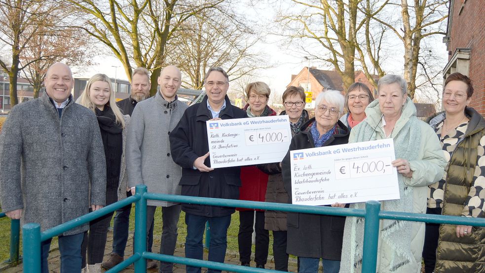Über die Spenden gefreut haben sich(von links): Karsten Berg, Merle Stührenberg, Geert Müller und Thies Kruse (alle Gewerbeverein), Pfarrer Torsten Brettmann, Deli Lindemann, Maria Janßen, Margret Chudzinski (alle kath. Kirchengemeinde), Meike Dreesch-Rosendahl, Frieda Teutenberg und Anke Kruse (alle evangelisch-lutherische Kirchengemeinde). Foto: Weers