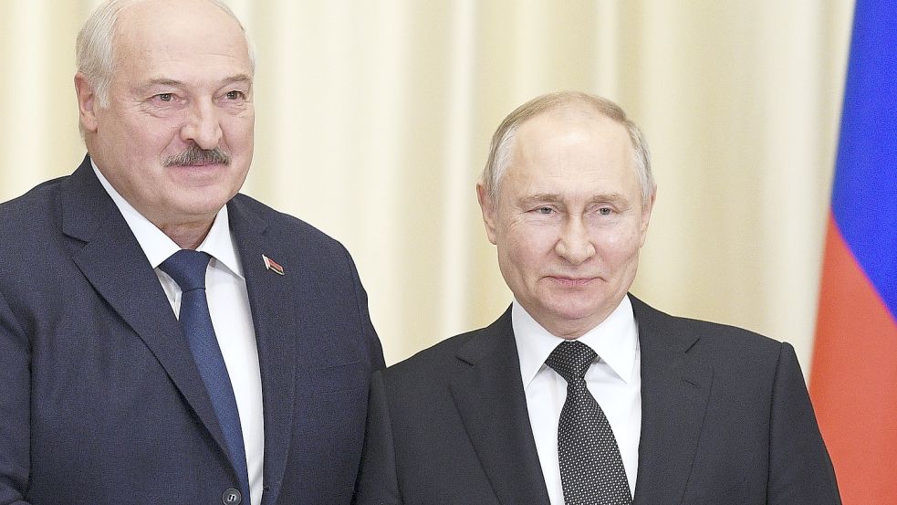 Wladimir Putin (rechts), Präsident von Russland, und Alexander Lukaschenko, Präsident von Belarus. Foto: dpa/Pool Sputnik Kremlin via AP