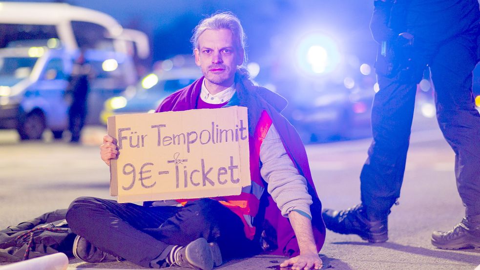 Klima-Kleber Christian Bläul während einer Aktion im Dezember in Dresden. Foto: imago images/Sylvio Dittrich