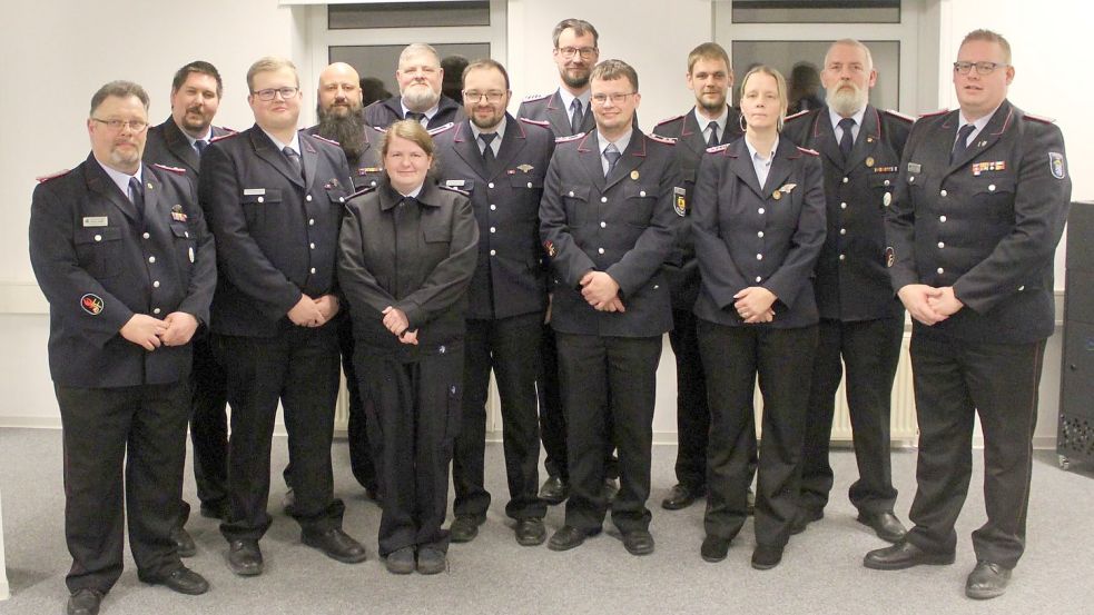 Stellten sich zum Gruppenbild auf (von links): Günter Haase, Jens Schmitt, Tino Bley, Jens Baumfalk, Deike Zimmermann, Christian Boelsen, Daniel Schulte, Marcel Willms, Hendrik Willms, Stefan Brahms, Anja Schierholt, Bernhard Albers und Timo Smit.