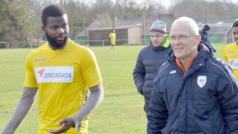 Arndt Watzema (rechts) trainiert Germania bis zum Sommer und ist auch in die Suche nach einem neuen Coach für die nächste Spielzeit involviert. Im Hintergrund ist sein Co-Trainer George Goguadze zu sehen. Foto: Weers
