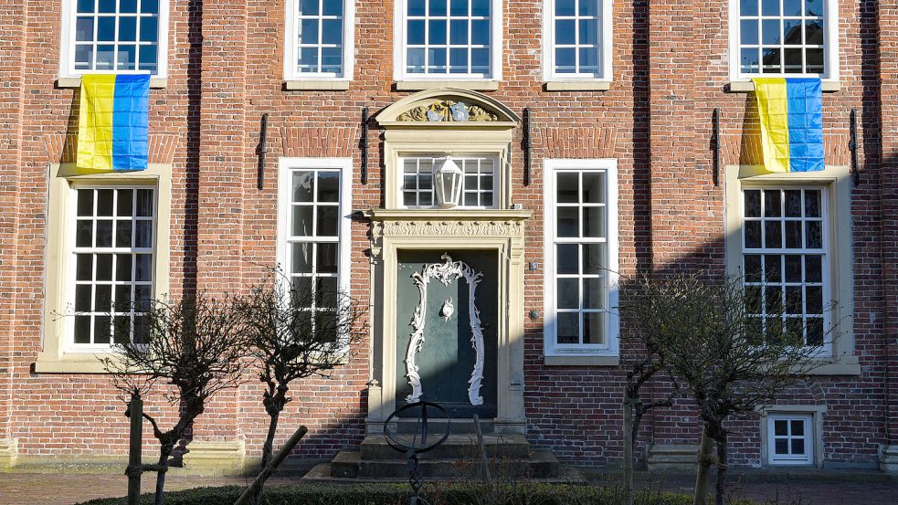 Vor etwa einem Jahr waren die Flaggen direkt an der historischen Fassade angebracht worden. Archivfoto: Ortgies