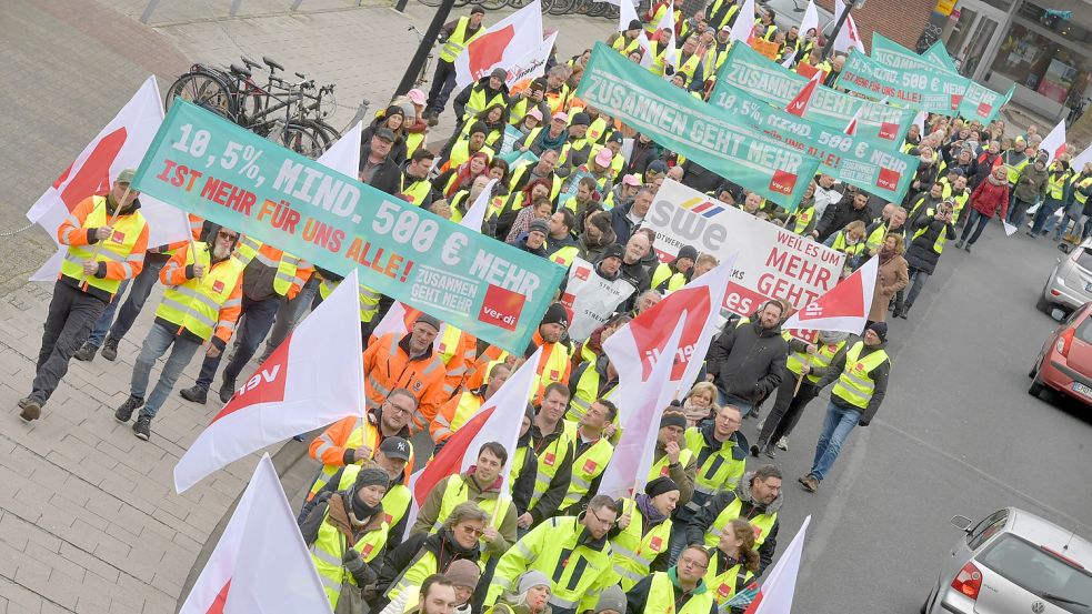 In Emden wollen mehrere Hundert Beschäftigte im Öffentlichen Dienst ein Zeichen im laufenden Tarifstreit setzen. Bild: Ortgies