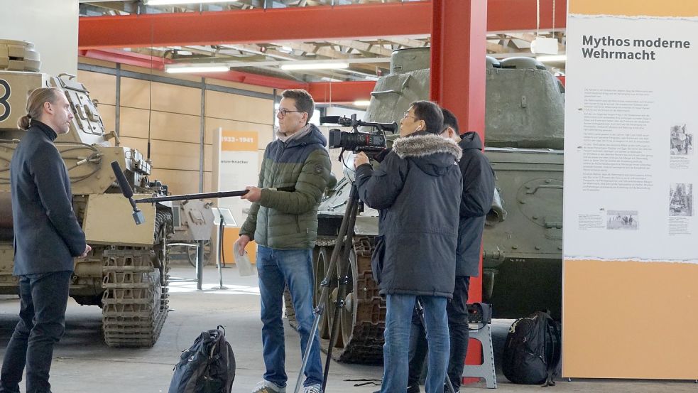 Museumsdirektor Ralf Raths (links) stellte sich den Fragen des japanischen Senders „NHK World“. Foto: Deutsches Panzermuseum Munster