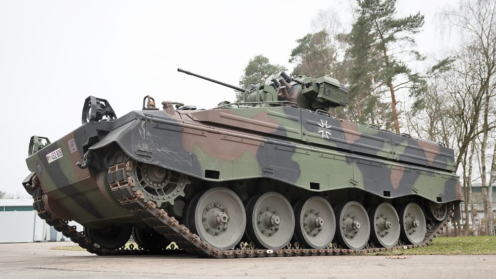 Der Schützenpanzer Marder ist schon 50 Jahre alt. Die Bundeswehr muss neu ausgerüstet werden, aber Rüstungsfirmen wie Vincorion warten bisher vergeblich auf Bestellungen der Bundesregierung. Foto: dpa/Christian Charisius