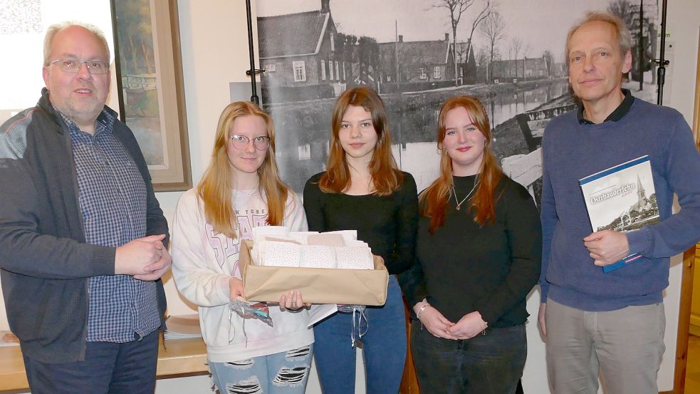 Frank Groeneveld (von links) vom Geschichtskreis bedankte sich bei Celine Smidt, Fenna Seemann und Indy Backx sowie ihrem Lehrer Torsten Bildhauer für die Präsentation ihres Geschichtsprojektes. Foto: privat