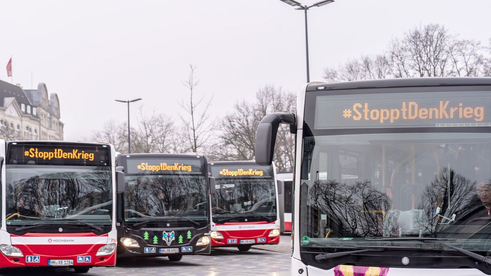 Pause für die Kriegsopfer: Am Freitag sollen auch die Busse der Hochbahn eine Minute lang innehalten. Foto: Hochbahn